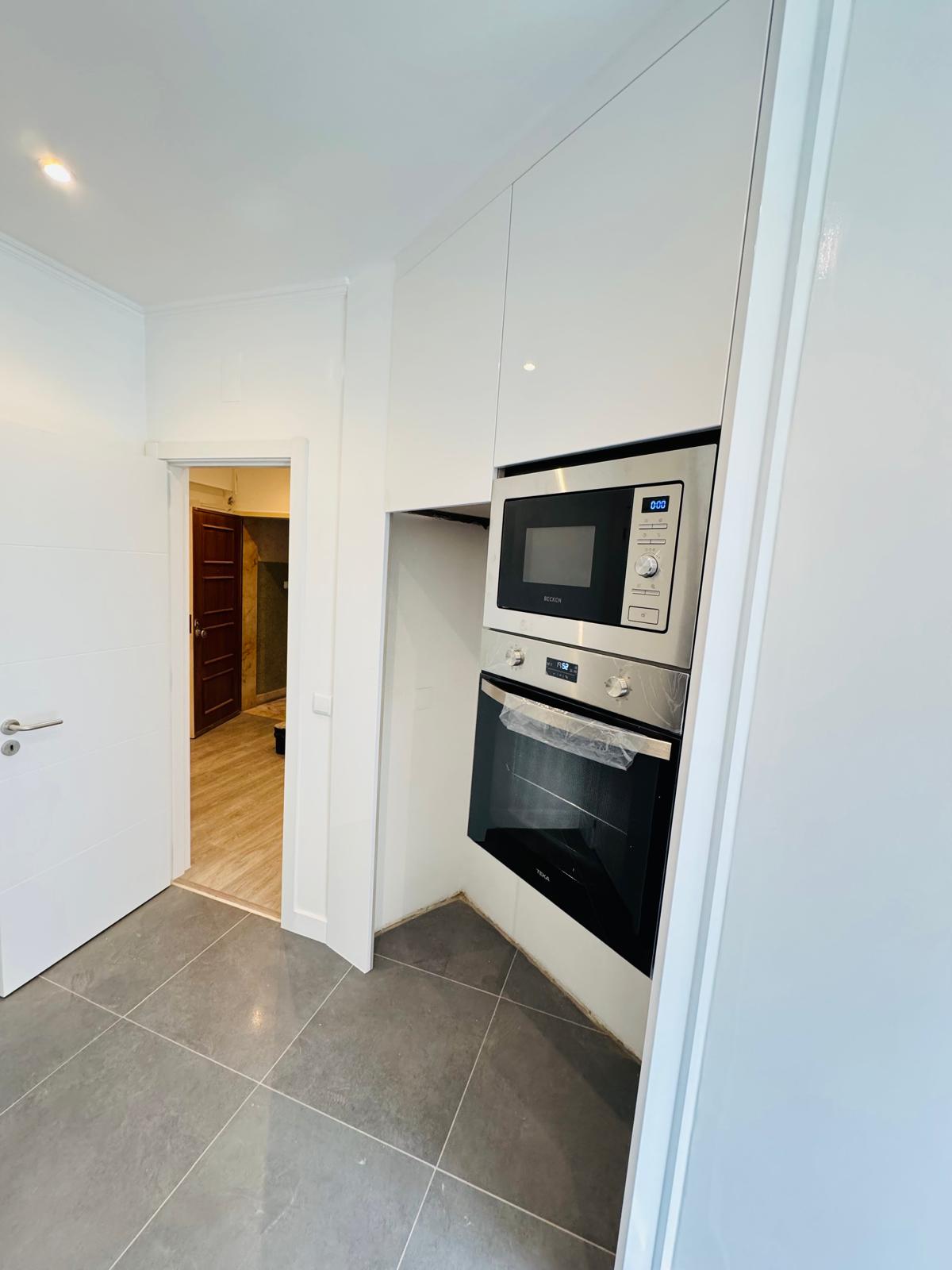Móvel de cozinha em cinza e branco instalado