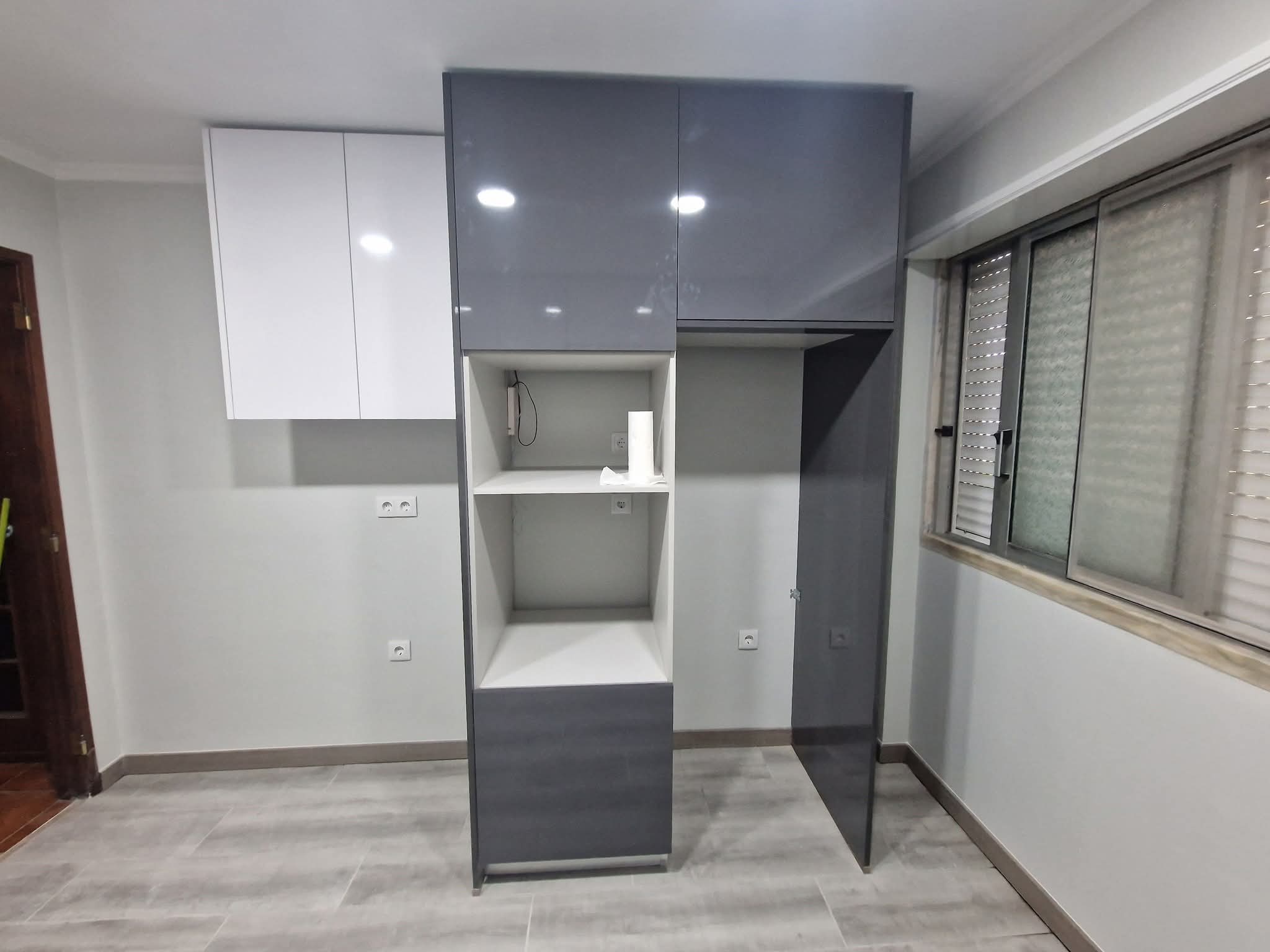 Cozinha em instalação com armários e bancada