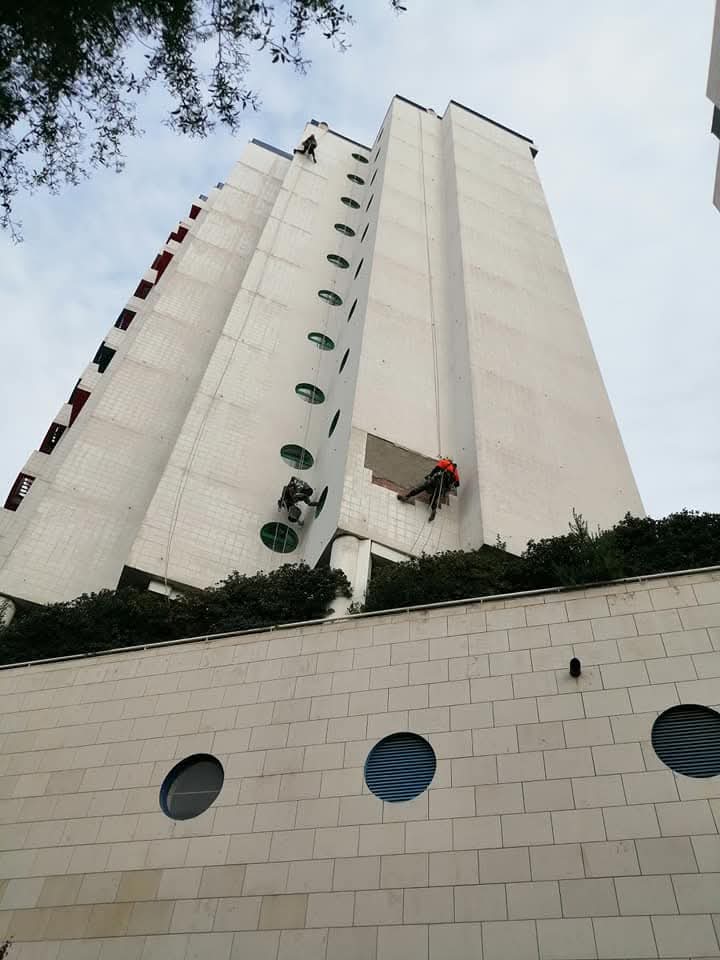 Trabalho em altura para reparação de fachada de edifício