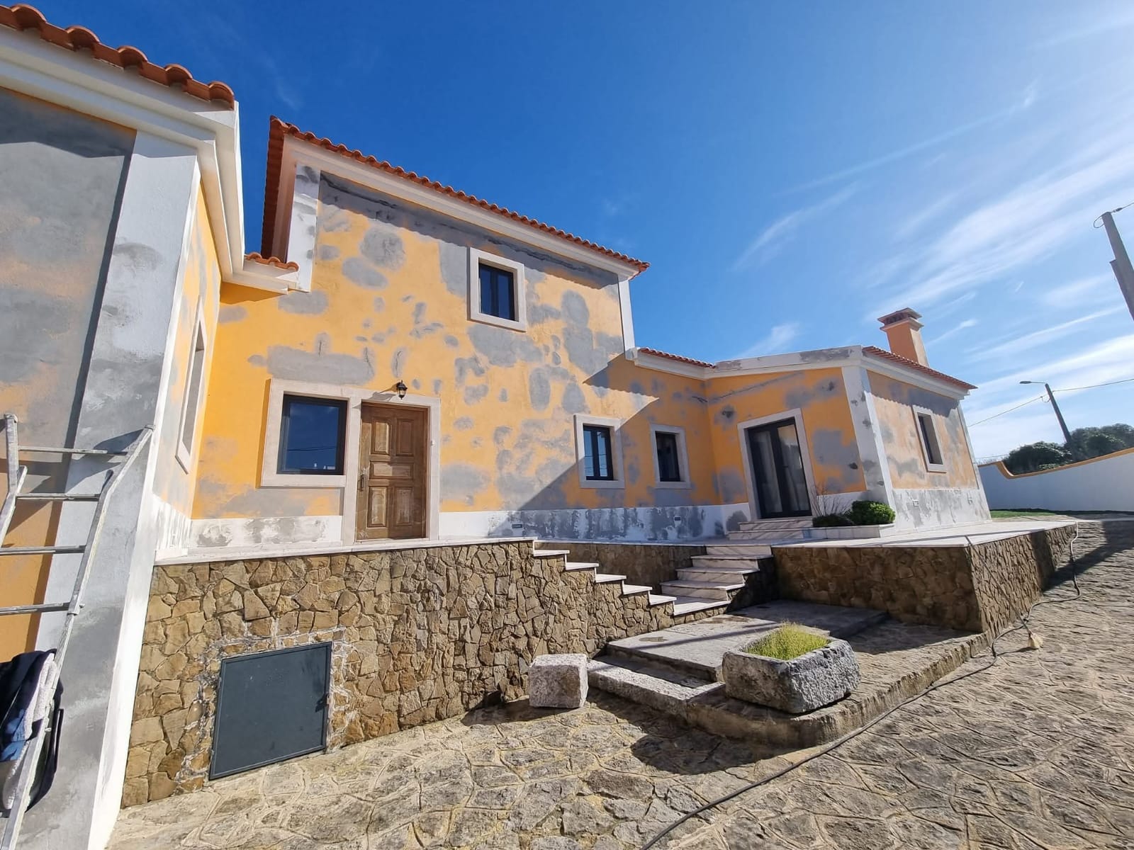 Moradia em fase de preparação para pintura exterior