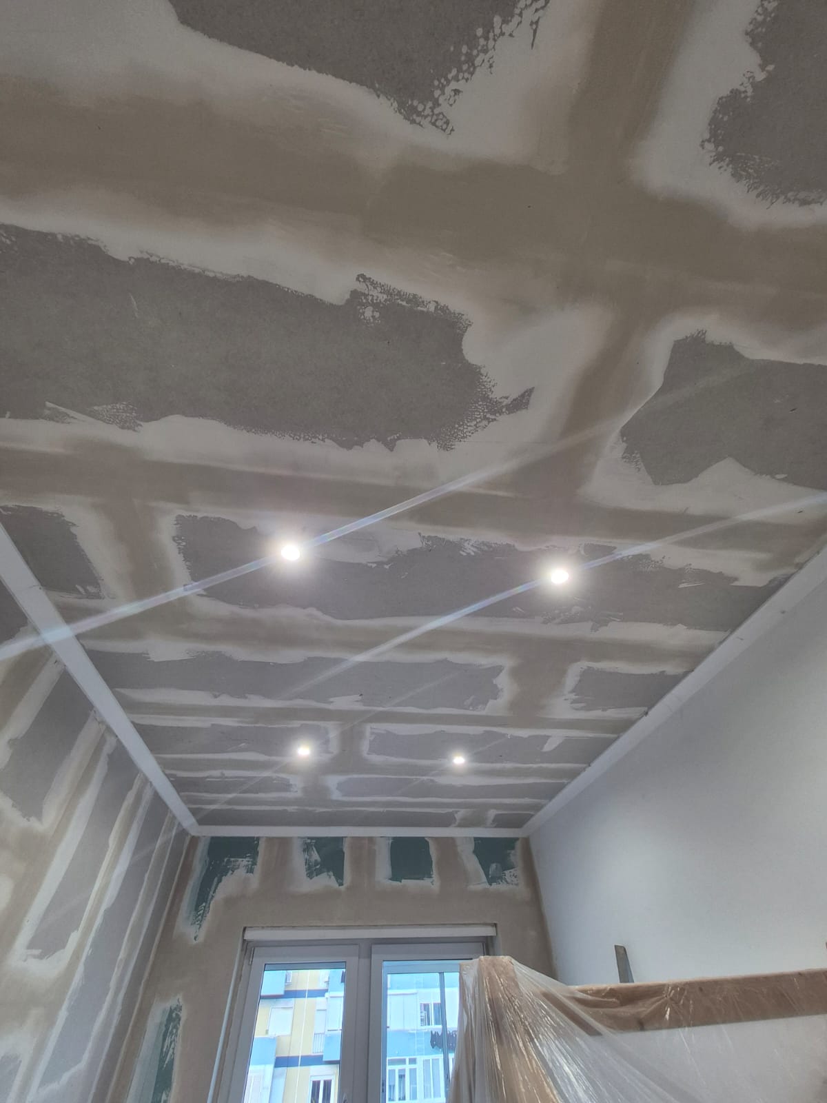 Zona interior com revestimento em pladur junto a janela