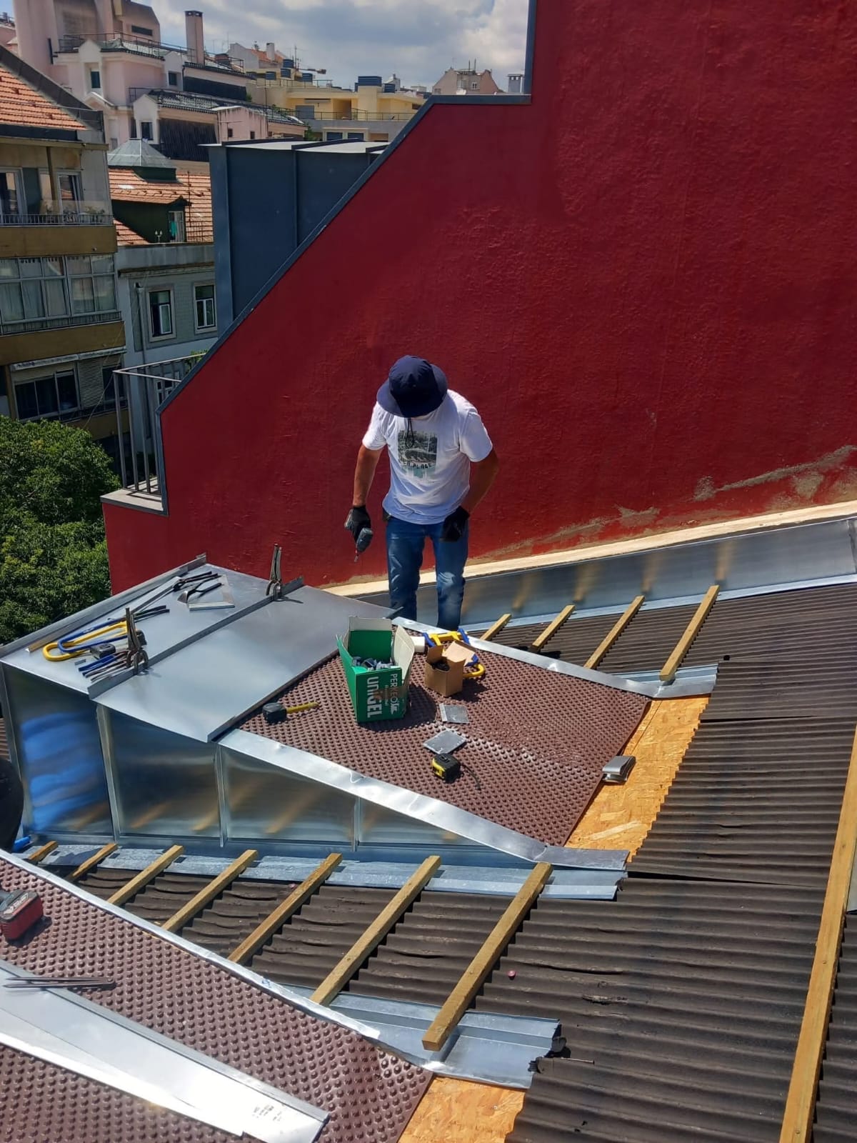 Execução de obra em cobertura com isolamento e remates