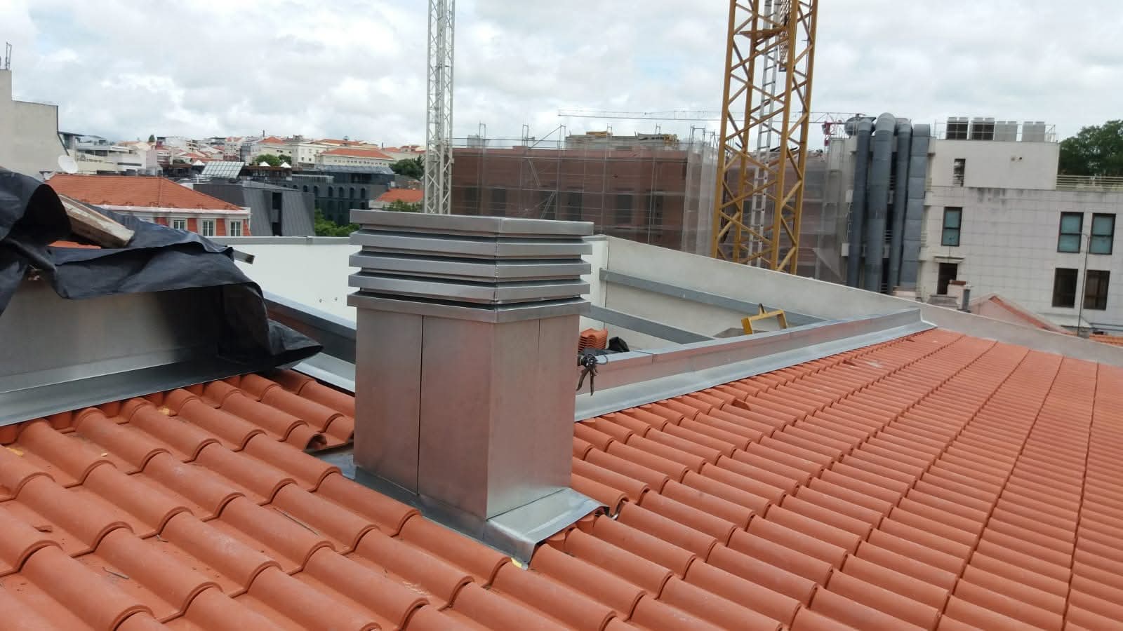Chaminé e cobertura cerâmica com remates metálicos