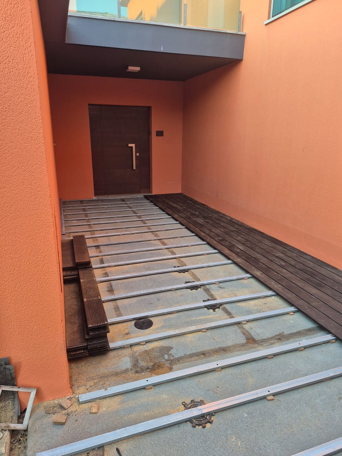 Resultado final de reparação de terraço com deck